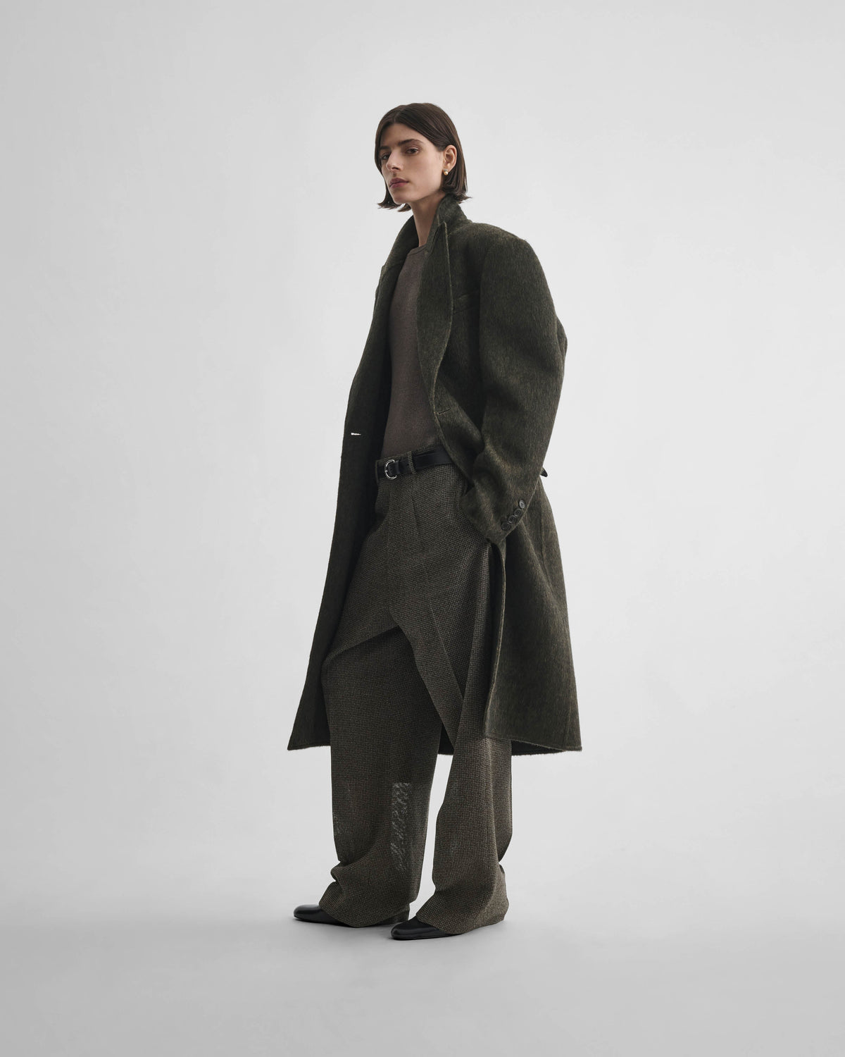 Angled front view of model wearing KINKED JACKET in anthracite wool
