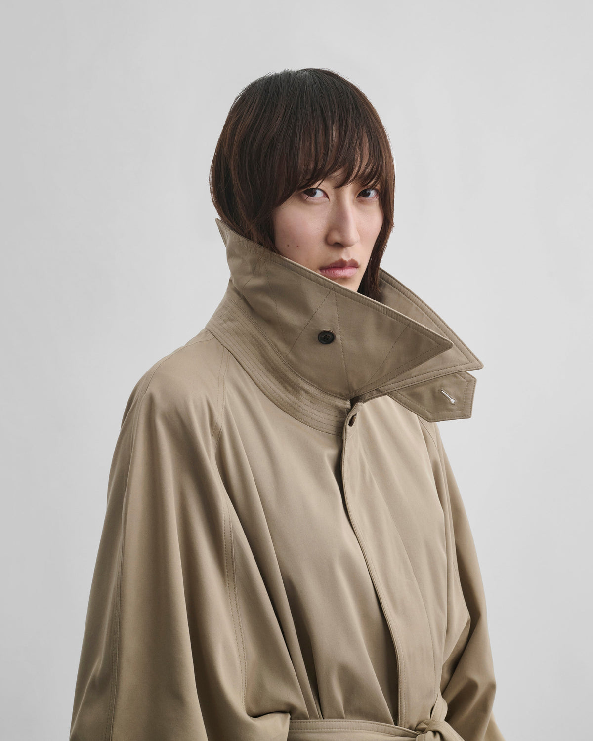 Detail view of model wearing BIG TRENCH in sand cotton