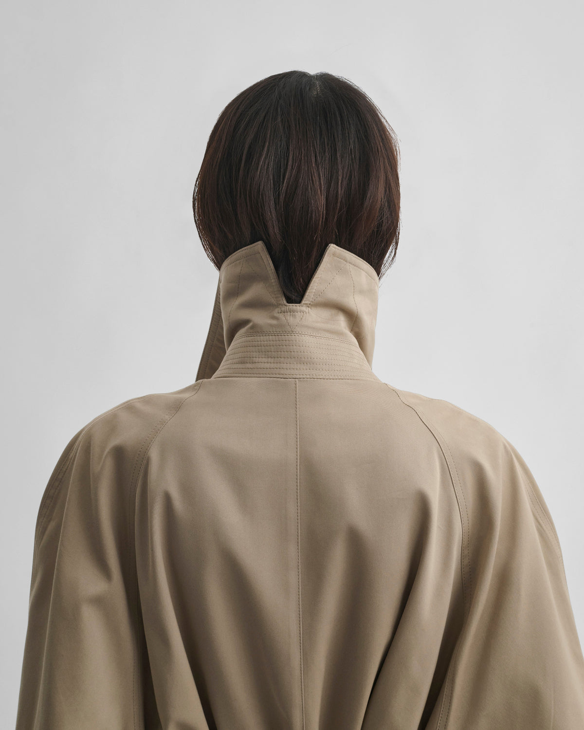 Back detail view of model wearing BIG TRENCH in sand cotton