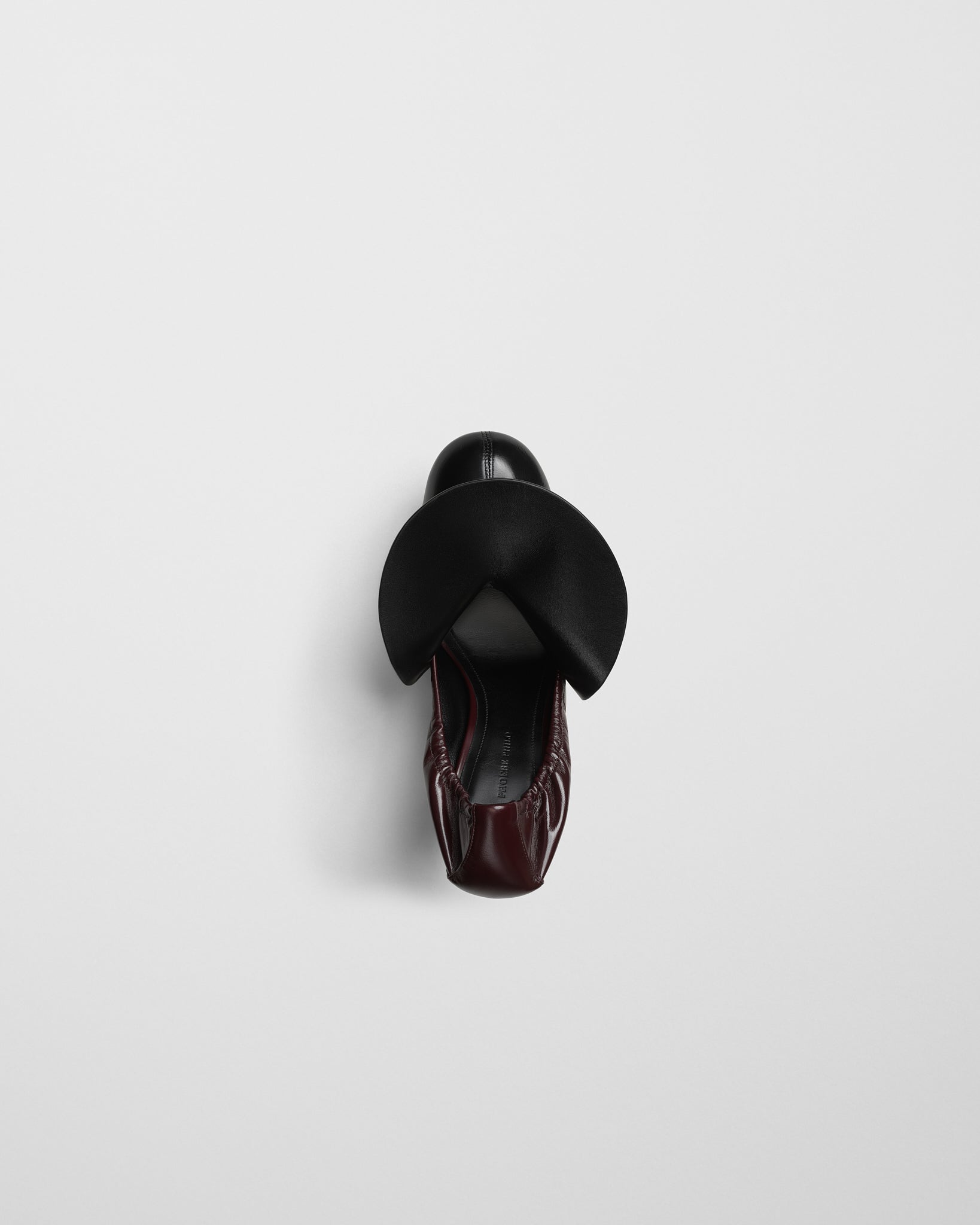 Top view of STOPPER PUMP 100 in oxblood and black leather