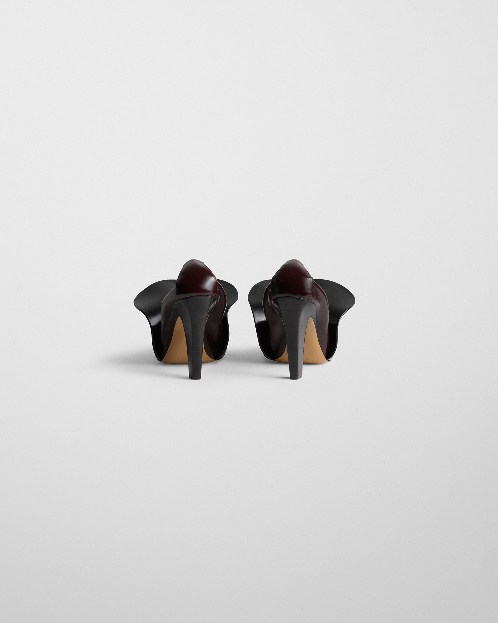 Back view of STOPPER PUMP 100 in oxblood and black leather