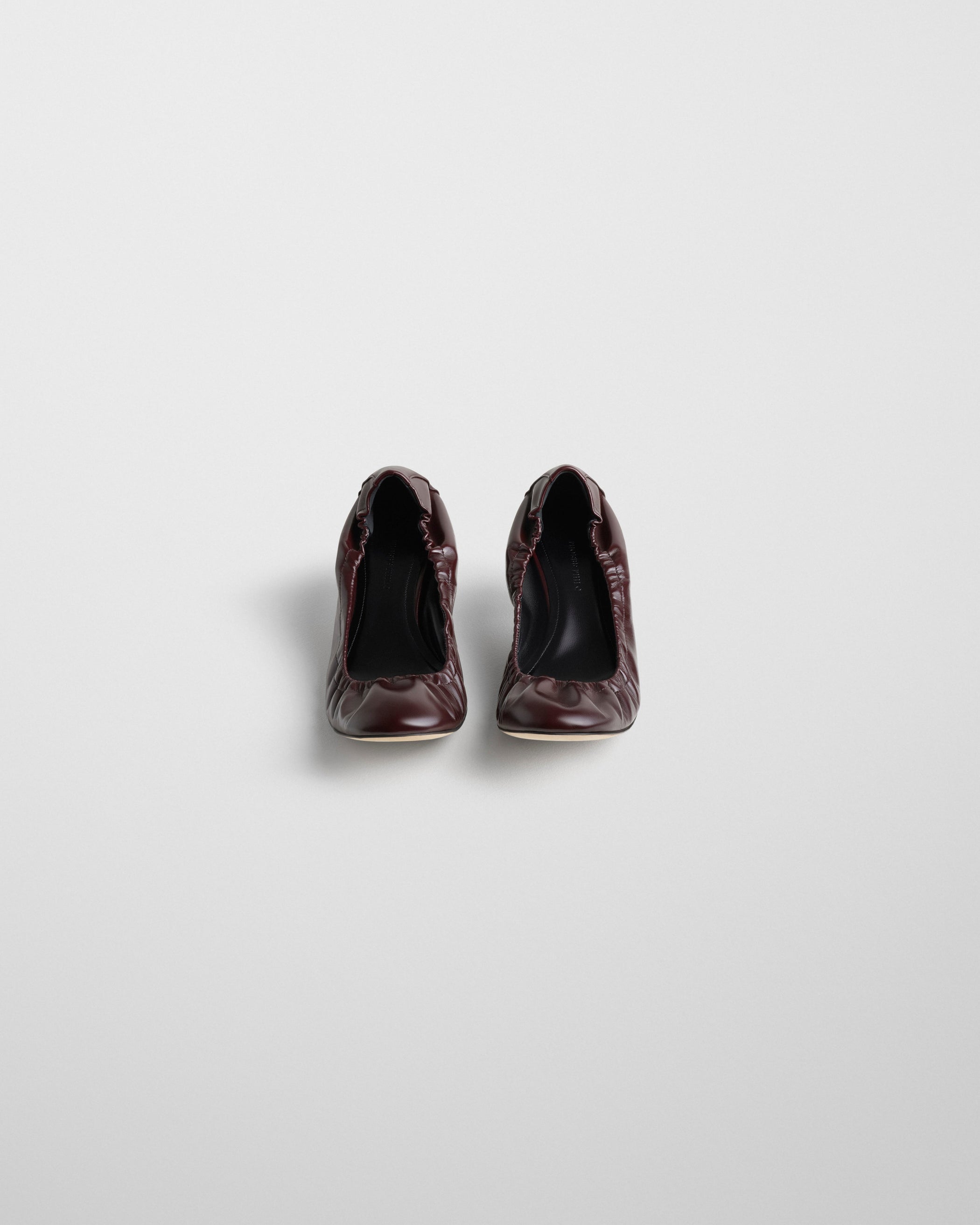 Front view of LOW PUCKER PUMP 45 in oxblood leather