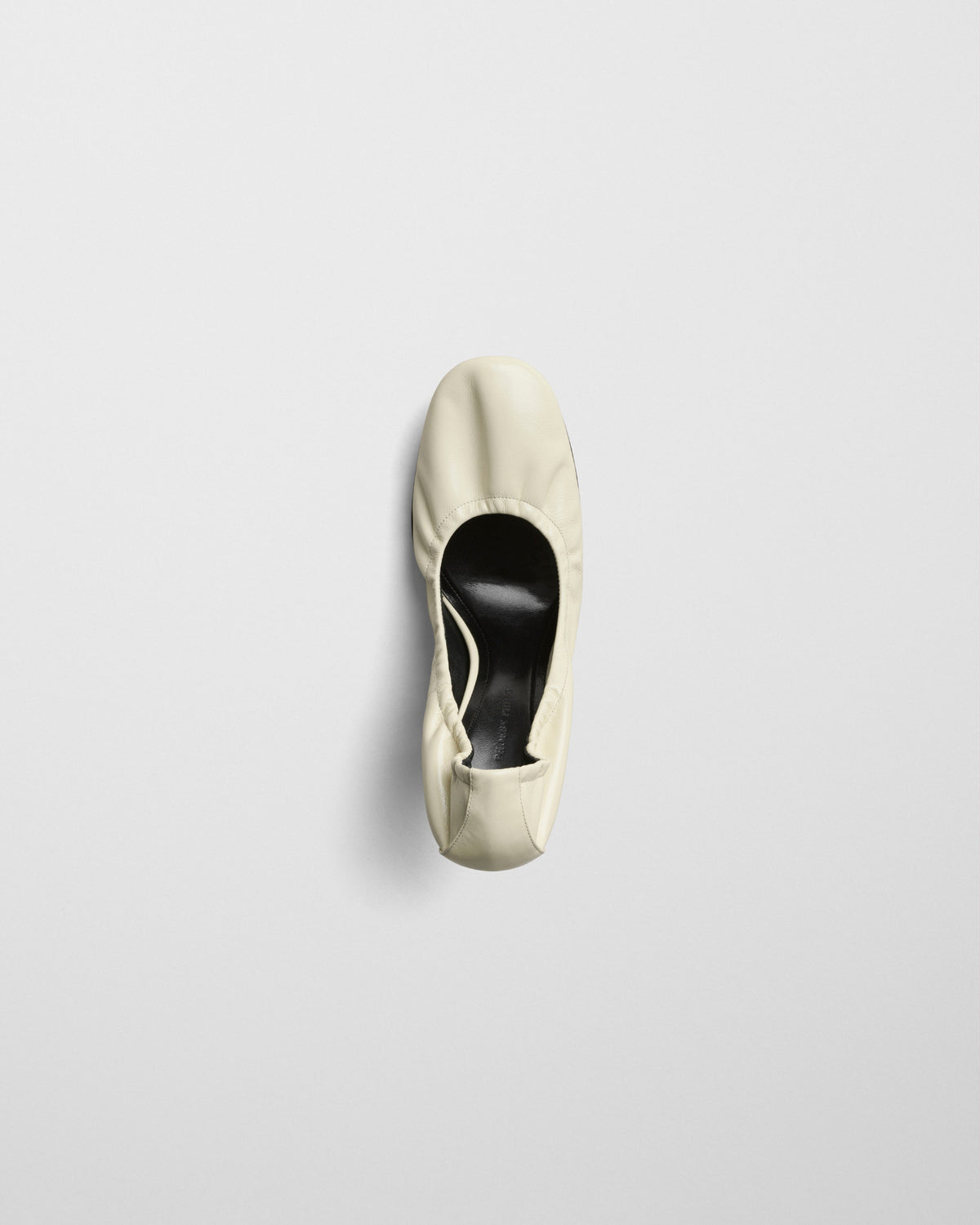 Top view of PUCKER PUMP 100 in stucco leather