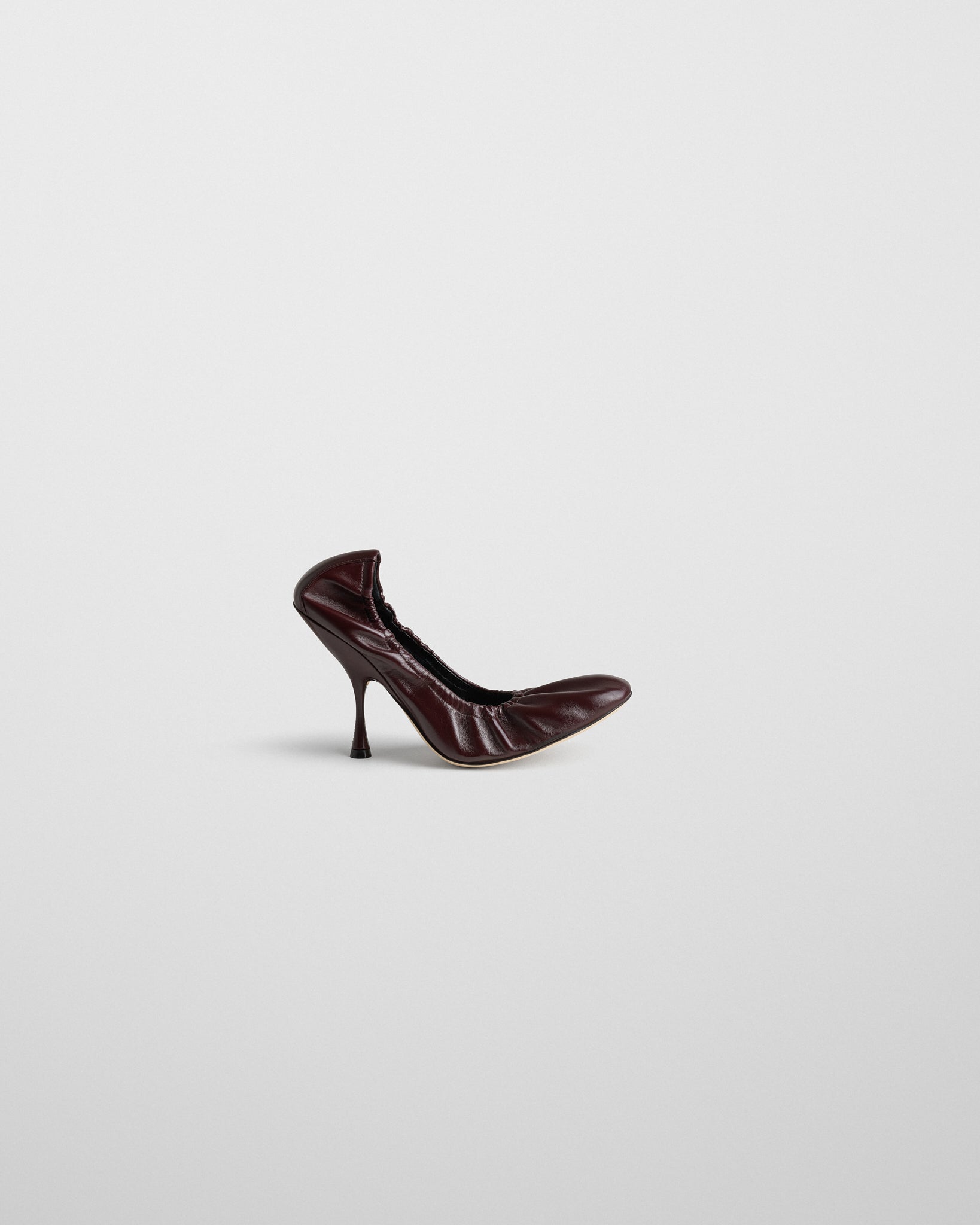 Side view of PUCKER PUMP 100 in oxblood leather