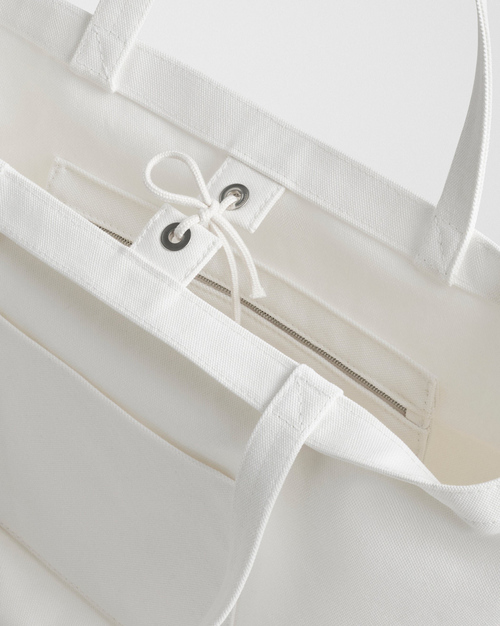 Detail view of CANVAS CABAS in paper white canvas