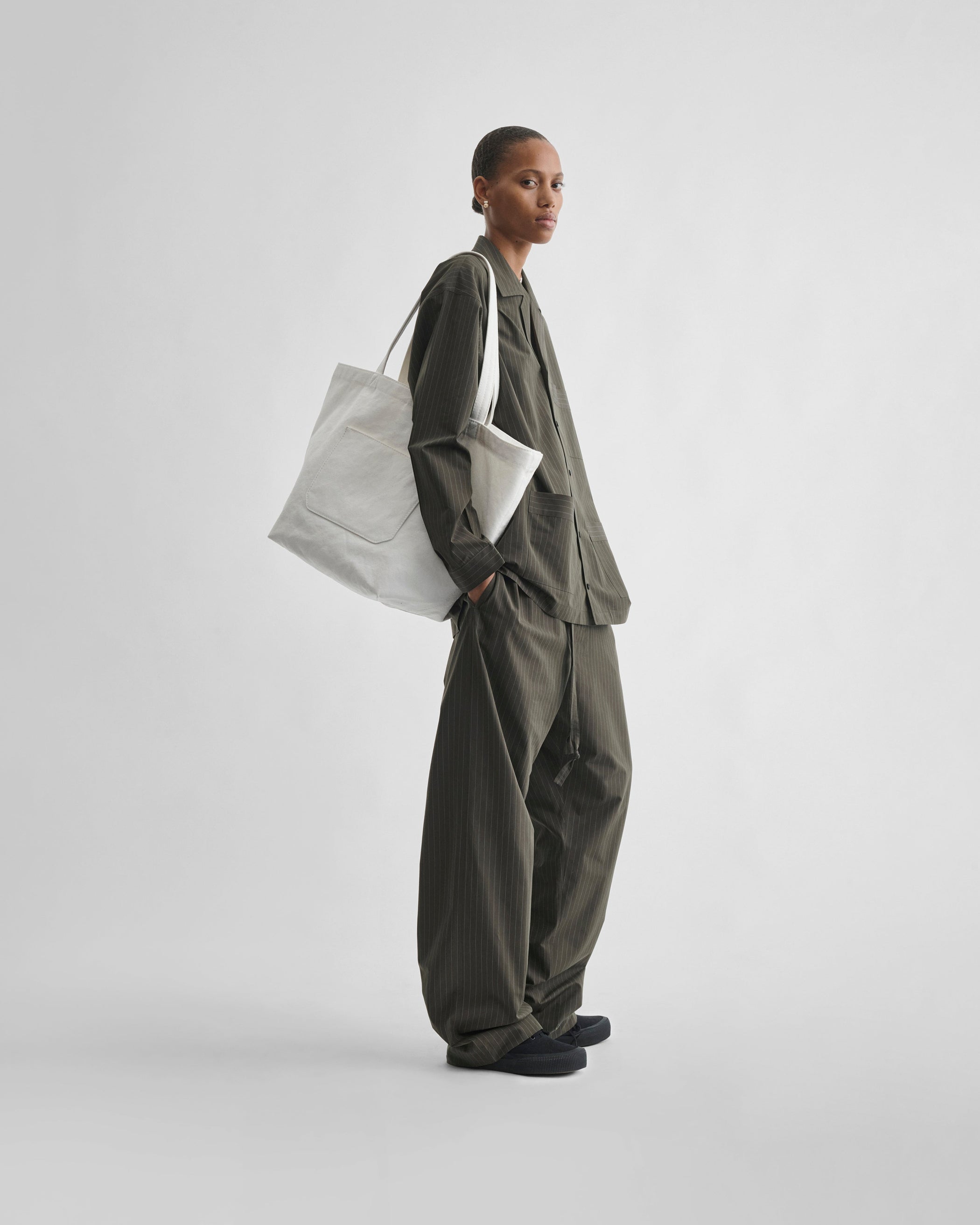 View of model wearing CANVAS CABAS in paper white canvas