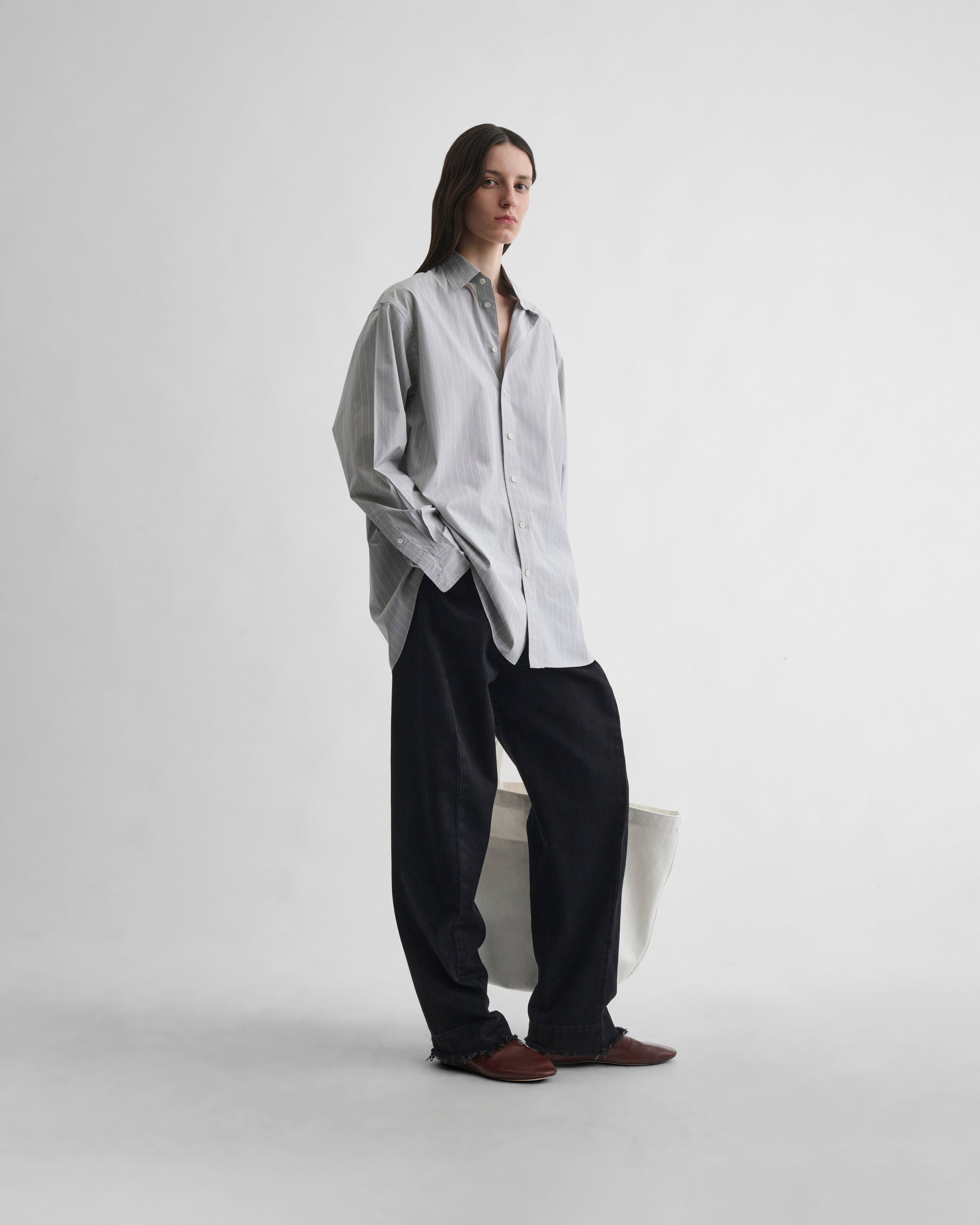Front view of model wearing MEN'S SHIRT in soft grey cotton