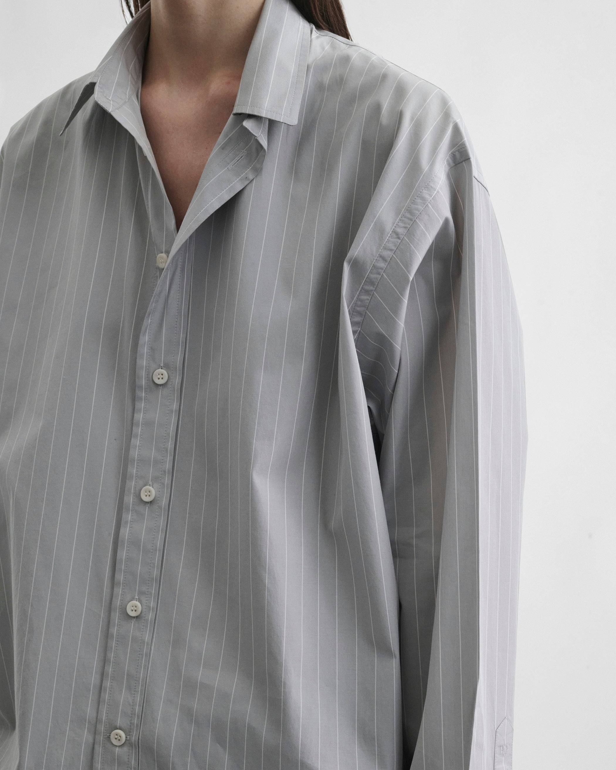 Detail front view of model wearing MEN'S SHIRT in soft grey cotton