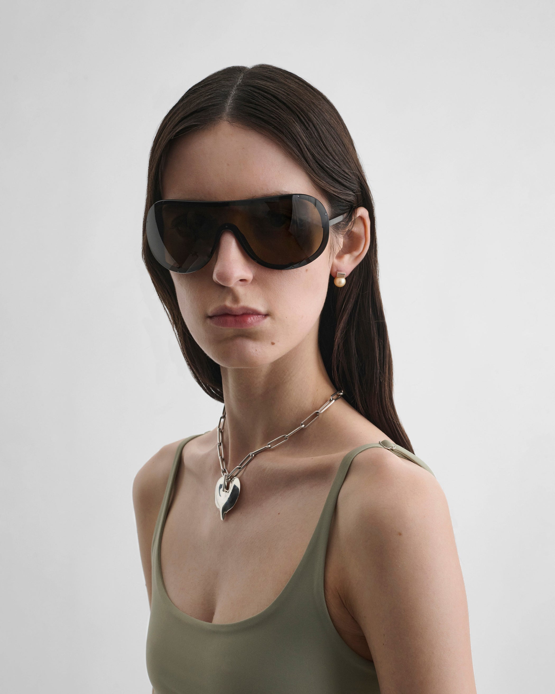 Front view of model wearing BEAM SUNGLASSES in khaki metal