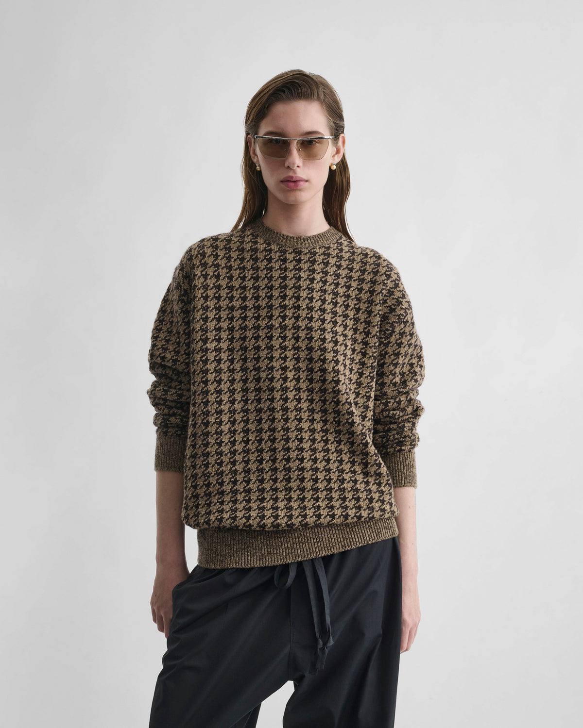 Front view of model wearing CREWNECK JACQUARD SWEATER in brown/beige houndstooth