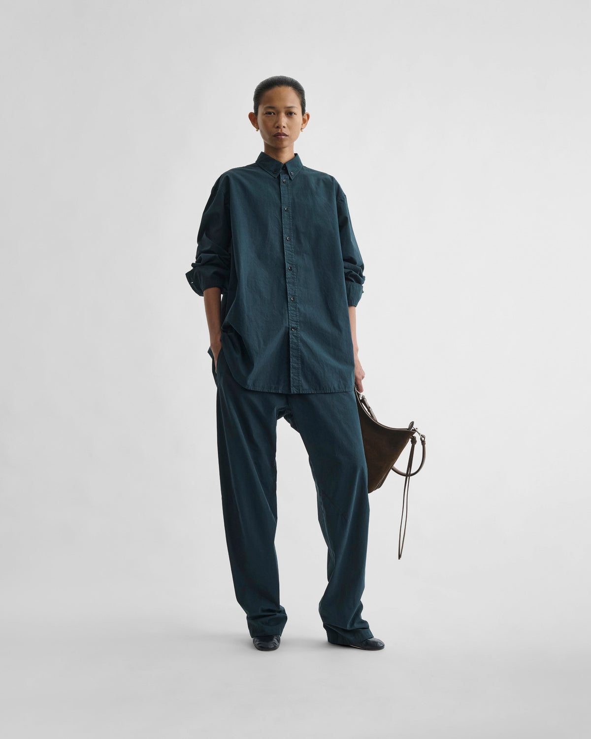 Front view of model wearing ARCH TROUSERS in black ink cotton
