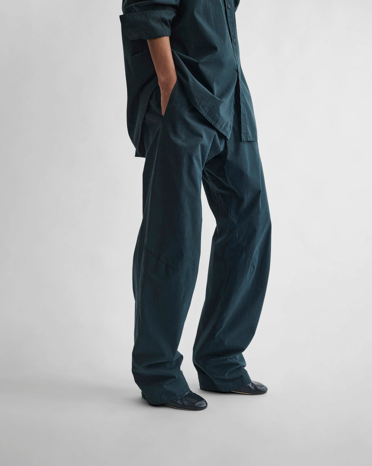 Side view of model wearing ARCH TROUSERS in black ink cotton