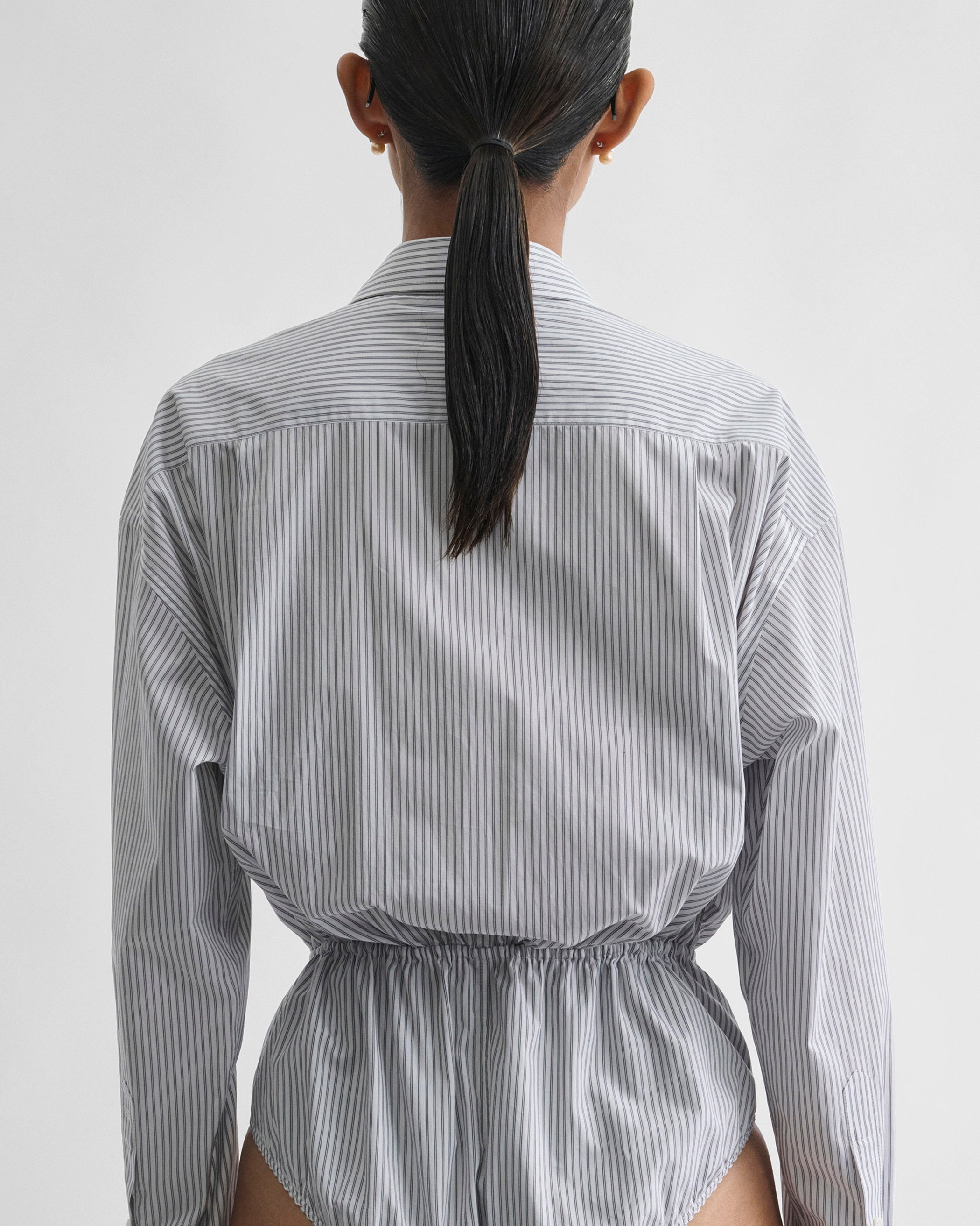 Back view of model wearing SHIRT BODY in dark grey/white cotton